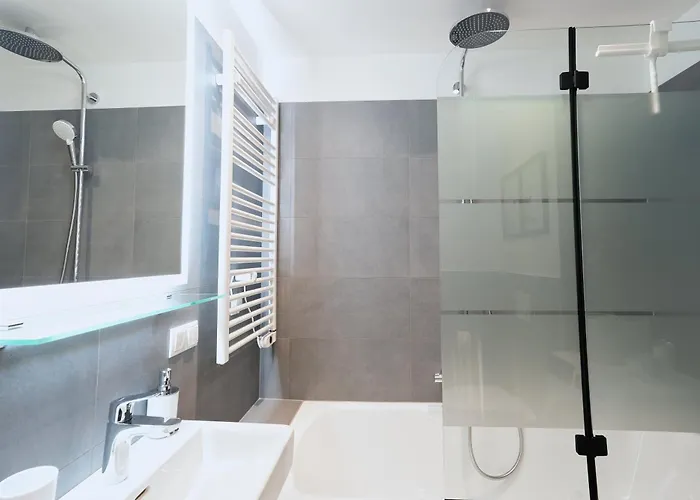 "carl's Design Residences" - Your Family-friendly, Urban & Stylish Oasis In L Free Parking & Great Access *