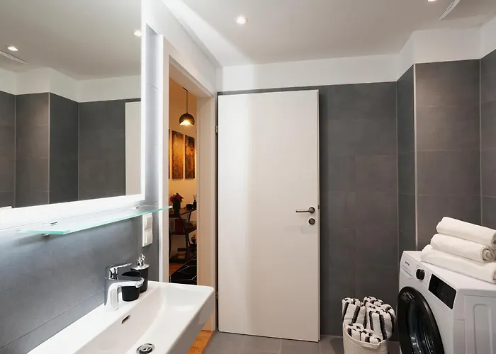 "carl's Design Residences" - Your Family-friendly, Urban & Stylish Oasis In L Free Parking & Great Access